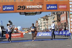 Venicemarathon 2014 (29^ ed.). Corrono nelle diverse gare 23.000 persone. Dominio etiope nella 42,195 km. Gualdi, felice, al secondo posto