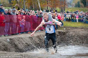 UK Wife Carrying Race (7^ ed.). Una gara di antichissima tradizione: va bene fermarci al Ratto delle Sabine, o andiamo ancora più indietro?