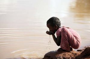 Nino-tomando-agua-no-tratada.jpg
