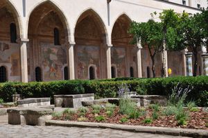 5. SAnta Chiara cloître arcades gothiques