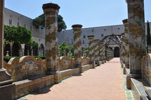 5. SAnta Chiara cloître colonnes centre