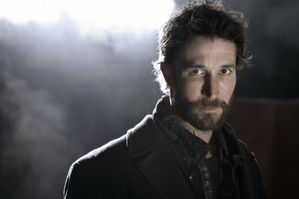 Falling-Skies Gallery 09 Noah-Wyle PHMichaelMuller22049 001