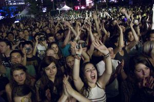 344978-foule-jeune-compacte-danse-musiques.jpg