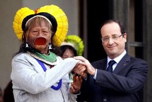 french-president-francois-hollande-accompanies-b364-diapora.jpg
