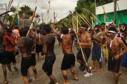 GUERREIROS_YANOMAMI_DAN_AM_NA_MANIFES_TA_O_NA_FUANI_CONTRA_.jpg