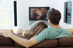 regarder la télé vision en couple