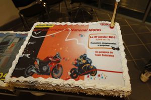 Le gâteau danniversaire était composé de six pièces dont celle ci qui reprenait la VFR 1200 F et la CBR 1000 RR victorieuse des 24 Heures du Mans 2006