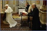 Pape Benoit XVI en prière.