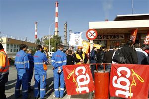 29851_des-grevistes-a-la-raffinerie-de-grandpuits-le-13-oct.jpg