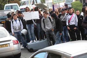 Des-lyceens-manifestent-a-Saint-Raphael-dans-le-Var-le-lund.jpg