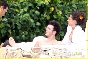 kevin-jonas-danielle-deleasa-mexico-08