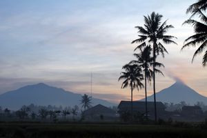 066 - Vue à l'aube du volcan Merapi
