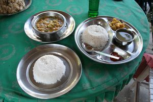 12- Dal Bhat & Curry de légumes