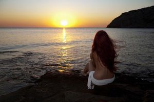 12733959-belle-jeune-femme-nue-regardant-le-lever-du-soleil