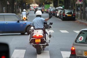 escorte-policiere-motard-police-MAXPPP-930620_scalewidth_63.jpg