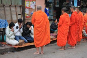 0137 Luang Prabang - Aumônes