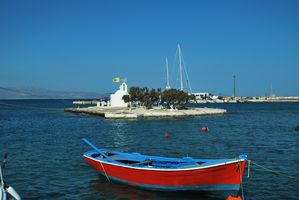 devant le port de Naxos