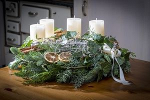 23875384-guirlande-de-brindilles-avec-des-bougies-blanches-.jpg