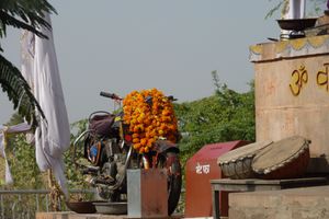 sur la route d'Udaïpur temple pour moto