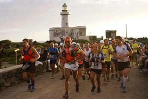 La partenza del Pantelleria Trail. Sulla destra, Francesco Cesare. Foto di Maurizio Crispi 