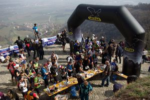 Ultrabericus Trail 2013 (3^ ed.). Come previsto dalle 15.30 si sono succeduti gli arrivi. Tra gli uomini. il vincitore è Andrea Moretton (La Fuma Team)