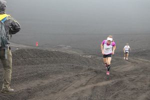 Supermaratona dell'Etna 2014 by Adriana Ponari. L'arrivo di Graziella Bonanno Supermaratona dell'Etna da 0 a 3000 2014. Una gara divisa in due parti drammaticamente diverse (Adriana Ponari)