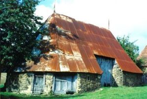 Près de Lubersac, une grange ovalaire retrouve son toit en paille de seigle  - Saint-Éloy-les-Tuileries (19210)