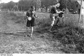 hitlerjugend-posant une ligne teleph