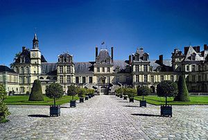 Chateau-de-Fontainebleau-la-cour-d-Honneur_illustration_dos.jpg