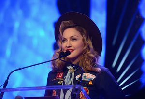 2013 03 16 - Madonna @ GLAAD Media Awards (6)