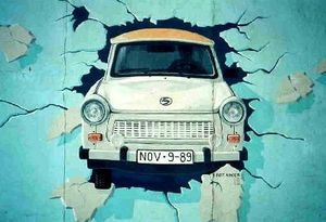 Berlin_Wall_Trabant_grafitti.jpg