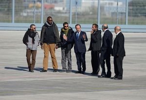 Otages-d-Arlit-avec-Francois-Hollande-tarmac-Villacoublay-.jpg