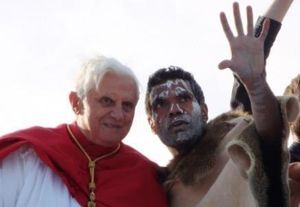 Benoit-XVI-et-un-aborigene.jpg