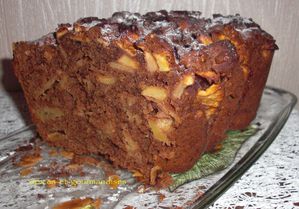 gâteau noir aux pommes, amandes et dattes