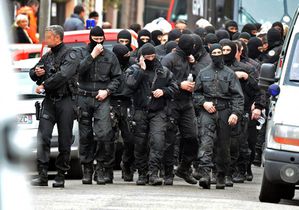 483425-membres-escouade-elite-police-francaise.jpg