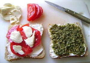 Grilled-Cheese-Pesto-Sauge-et-Tomates---Cru.JPG