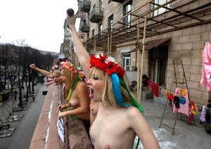 femen-feministes-ukrainiennes-les-seins-nus-comme-arme-poli