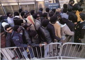 file-attente-etrangers.jpg