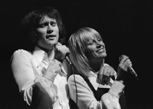 312442_le-couple-de-chanteurs-stone-d-et-charden-sur-la-sce.jpg