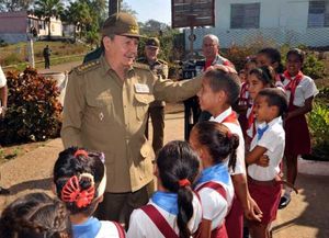 raul-castro-encuentro-pioneros-santiago-de-cuba-580x420.jpg