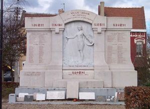 Avion-monument-aux-morts.jpg