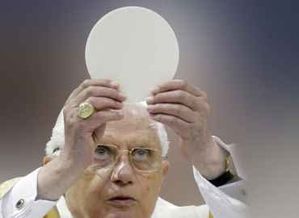benedicto-xvi-con-la-hostia-370x270