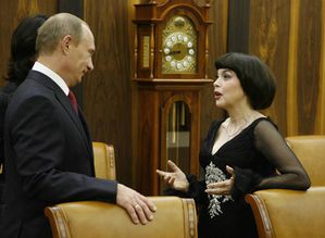 Vladimir Putin and Mireille Mathieu in Moscow 1 Nov 2008-1
