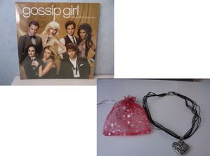 objets-series-calendrier-gossip-girl-collier-vampire-diari.jpg