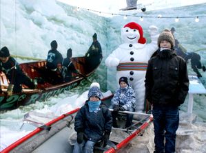 enfants avec bonhomme