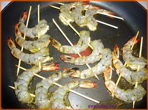 Brochettes de gambas en cuisson