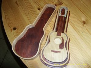 mini guitare et son coffret (5)