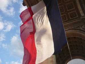 drapeau arc de triomphe