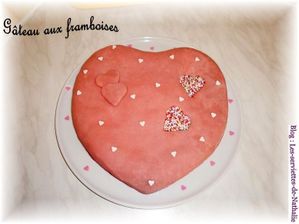 gateau-st-valentin-coeur-rose-framboise-pate-d-amande.jpg
