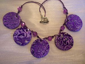 collier plat hidden mauve et nacre